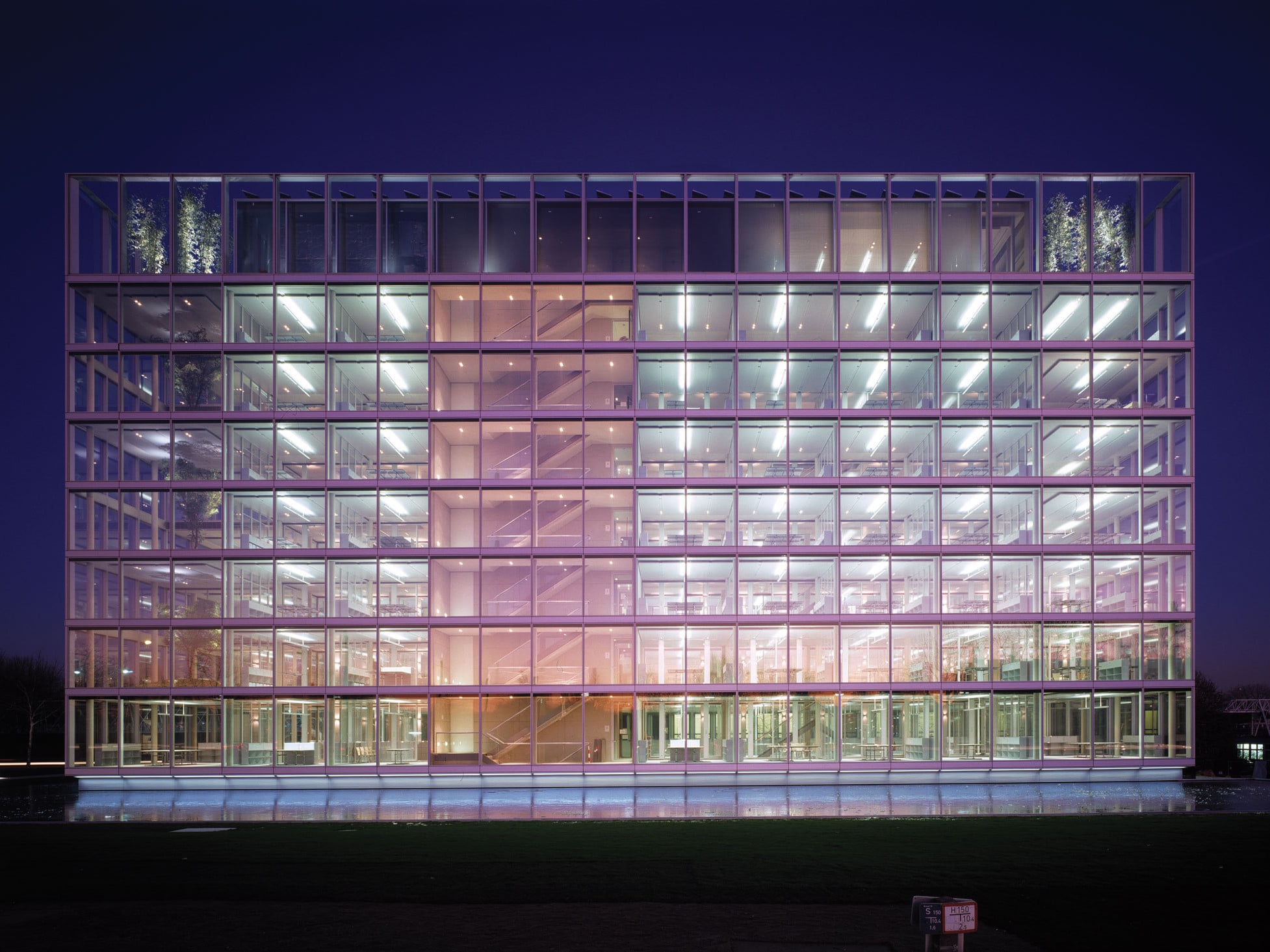 Rosa eingefärbtes Glas in der Fassade des Bürogebäudes Gelsenwasser in Gelsenkirchen, Architektur: AJF Architekten, Düsseldorf