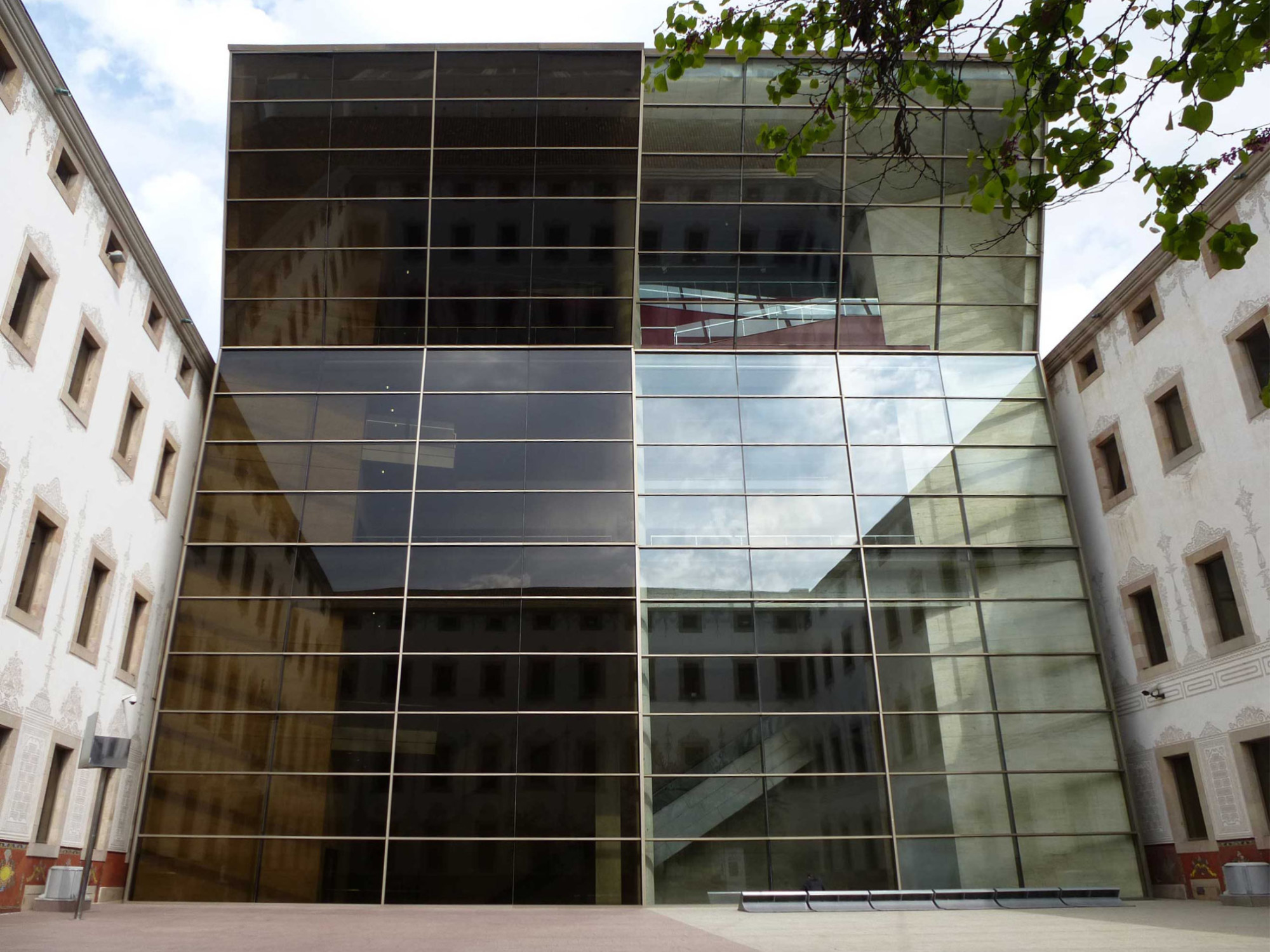 Für eine Fassadenhälfte des Zeitgenössischen Kulturzentrums in Barcelona (CCCB) wurde bronzefarbenes Glas eingesetzt. Architektur: Estudio Viaplana-Piñón, Barcelona