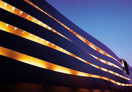 Platten mit Metallbeschichtung (Metallics) am Gebäude des Herstellers im niederländischen Roermond