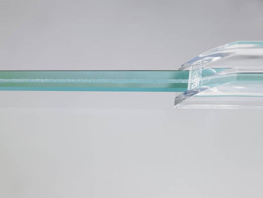 Der hoch transparente Film wird zwischen zwei Glasscheiben eingebettet