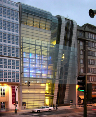 HOE-Fassade an der Fundacion Caixia Galicia in La Coruna von Nicholas Grimshaw & Partners
