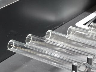 Glasrohre lassen sich besonders gut mit einem Scheibenlaser trennen, da ein anschließendes Brechen entfällt