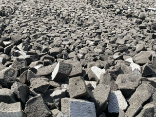 Herstellung von Schaumglas: Das Gemisch aus Altglas und Mineralien wird bei Temparturen von 700 bis 1000 Grad Celsius erhitzt