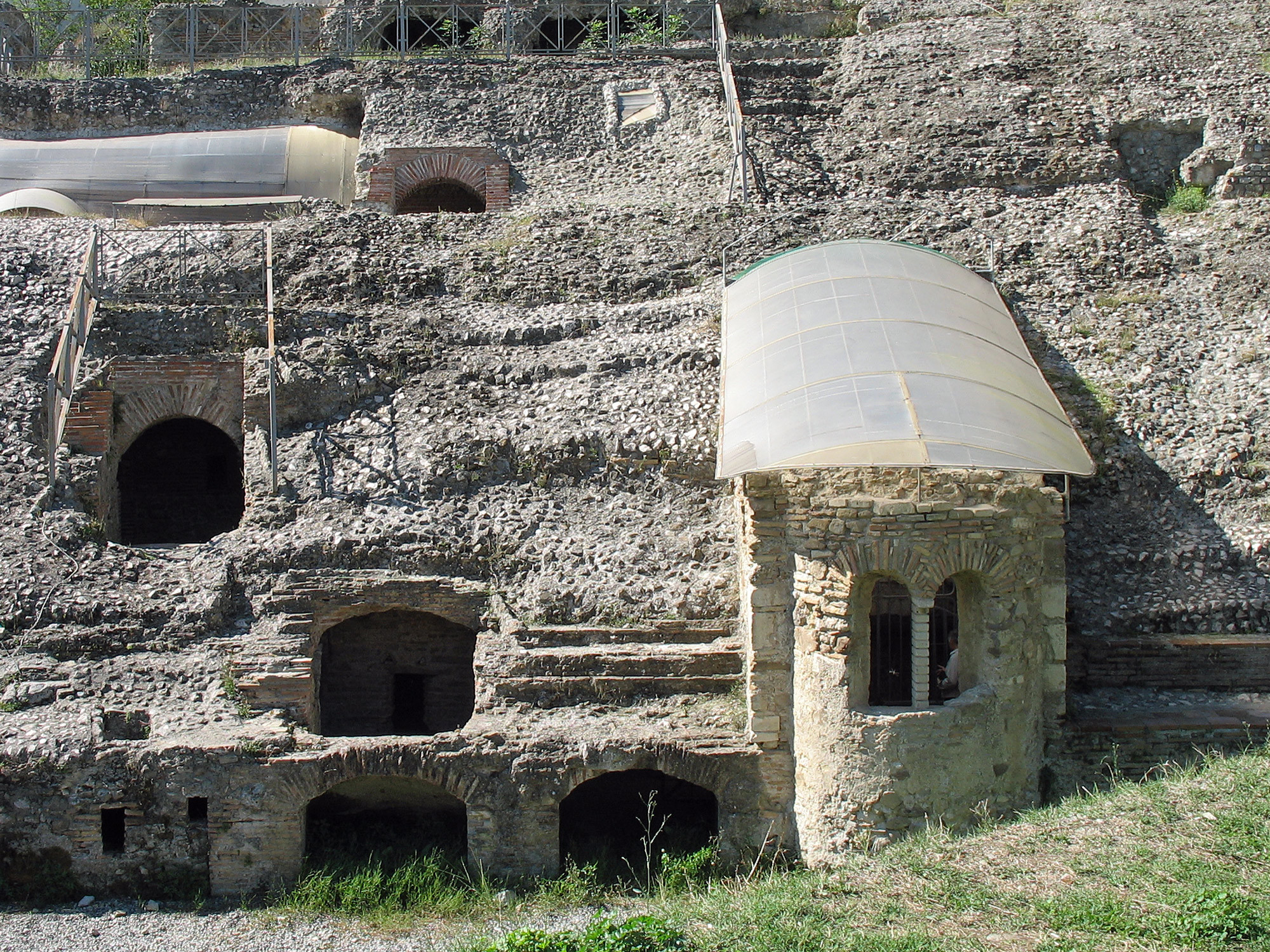Gebogene Kunststoffplatten als partielle Überdachung im Amphitheater der albanischen Stadt Durrës