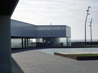 Stegplatten aus Polycarbonat verwendete das Architekturbüro José Luis Bezos Alonso für einen Schutzbau des Parque Genovés im spanischen Cadiz.