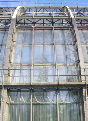 Die mittlerweile ausgetauschten Acrylglastafeln am großen Tropenhaus in Berlin-Dahlem
