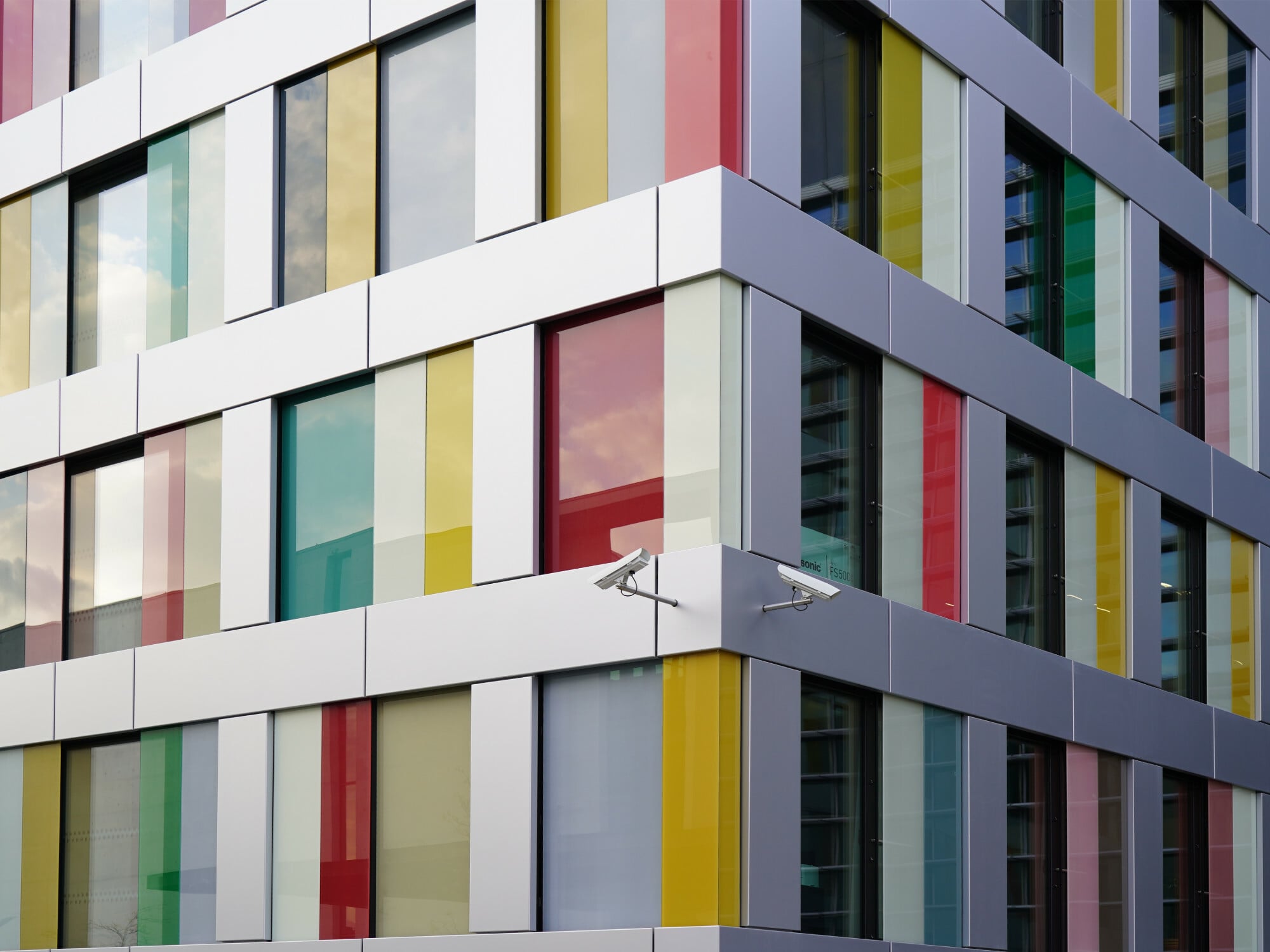 Das Glas wurde im Walzendruck mit einer Schicht aus keramischer Farbe (Email) versehen.