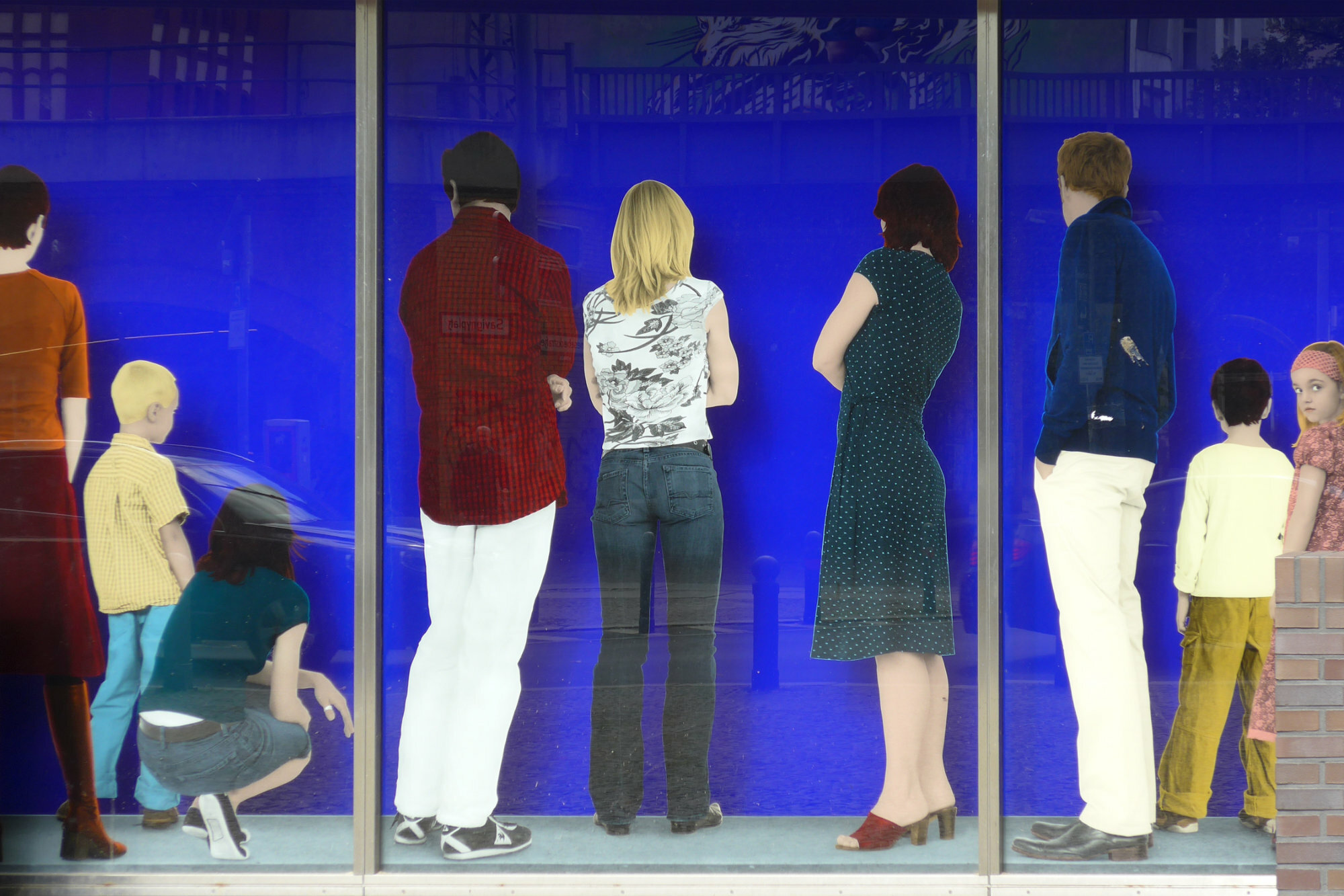 Hinterglasmalerei am Eingangshäuschen am Berliner Savignyplatz als Kunst-am-Bau-Projekt „Through the Looking Glas“ von Ute Lindner.