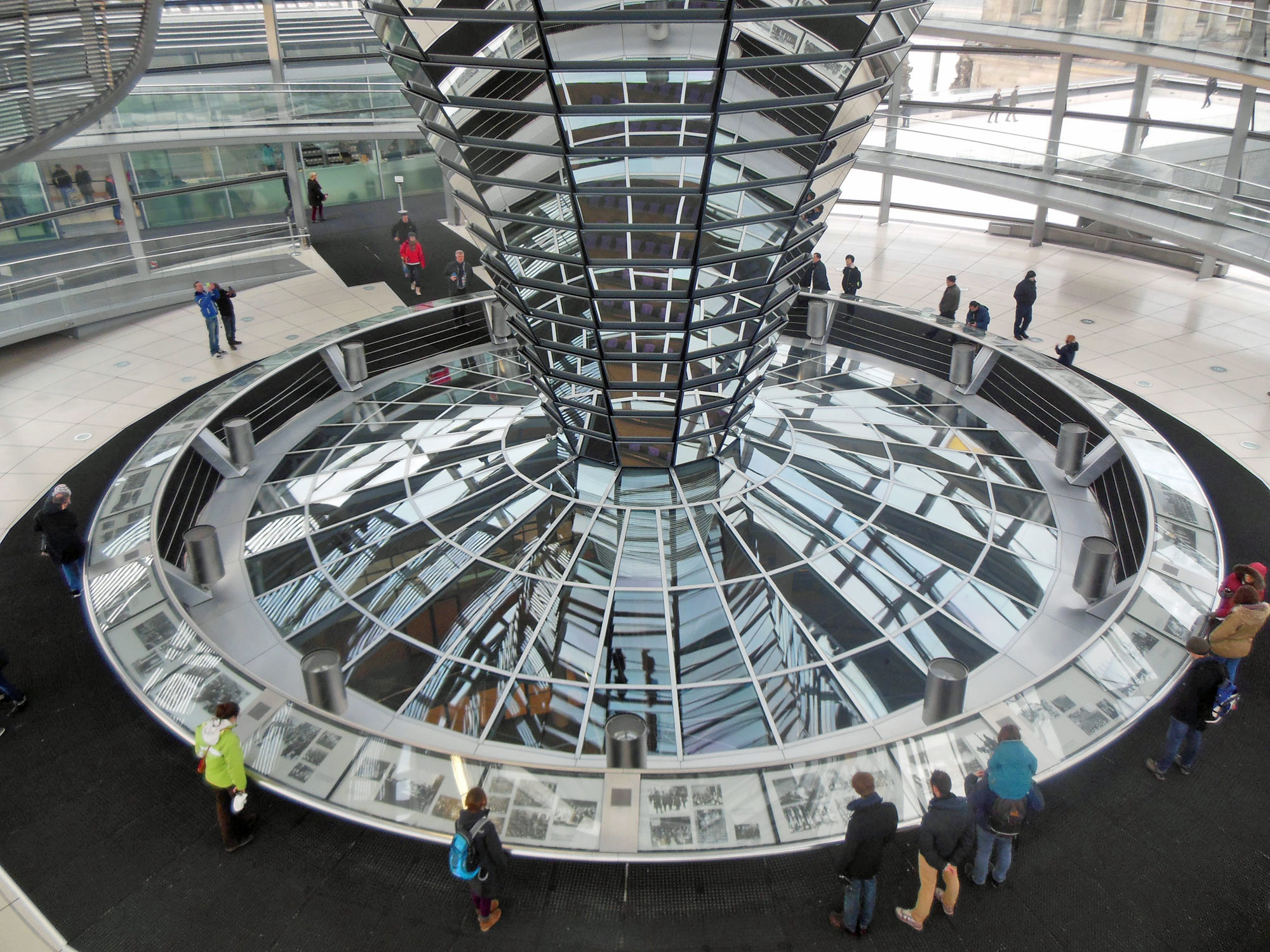Lichtumlenkelement aus horinzontal gelagertem Spiegelglas über dem Plenarsaal in der Berliner Reichstagskuppel