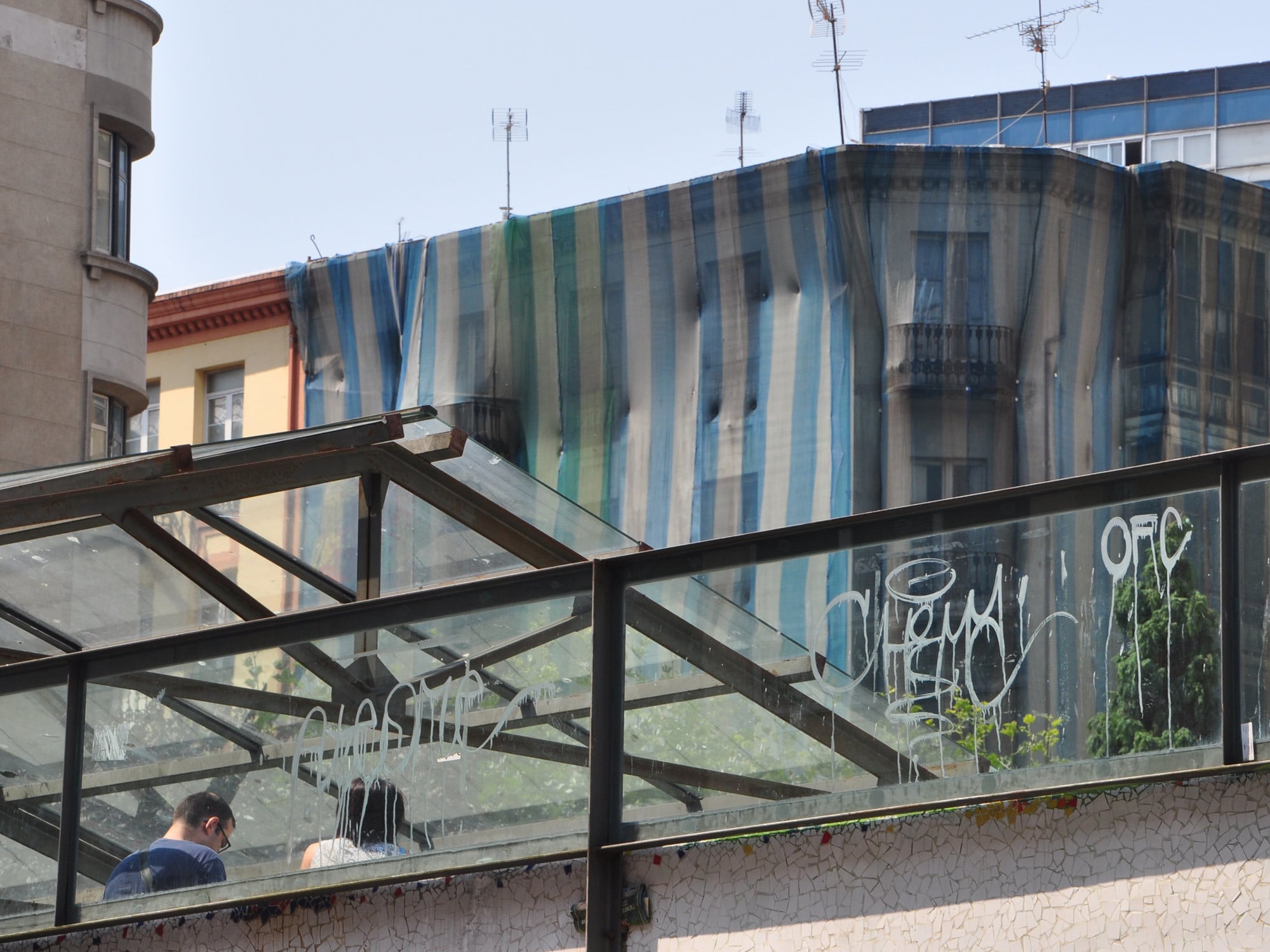 Kategorie C1: Die Gläser kommen als nicht tragende Ausfachungen zum Einsatz, bei Geländern oder Brüstungen (Einfachverglasungen) ist ein unabhängiger Handlauf vorhanden