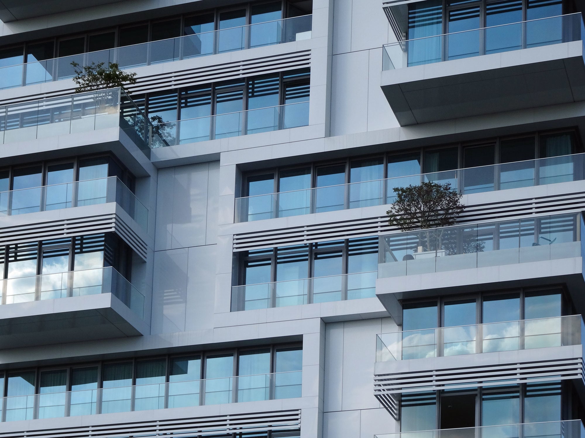 Die absturzsichernde Funktion wird über eine eingespannte Einfachverglasung sichergestellt, ein durchgehender Handlauf verbindet die einzelnen Brüstungselemente