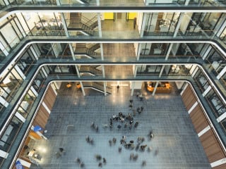 Gläserne Brüstung zur Absturzsicherung im Hans-Sachs-Haus in Gelsenkirchen (Architekten: gmp, Hamburg)