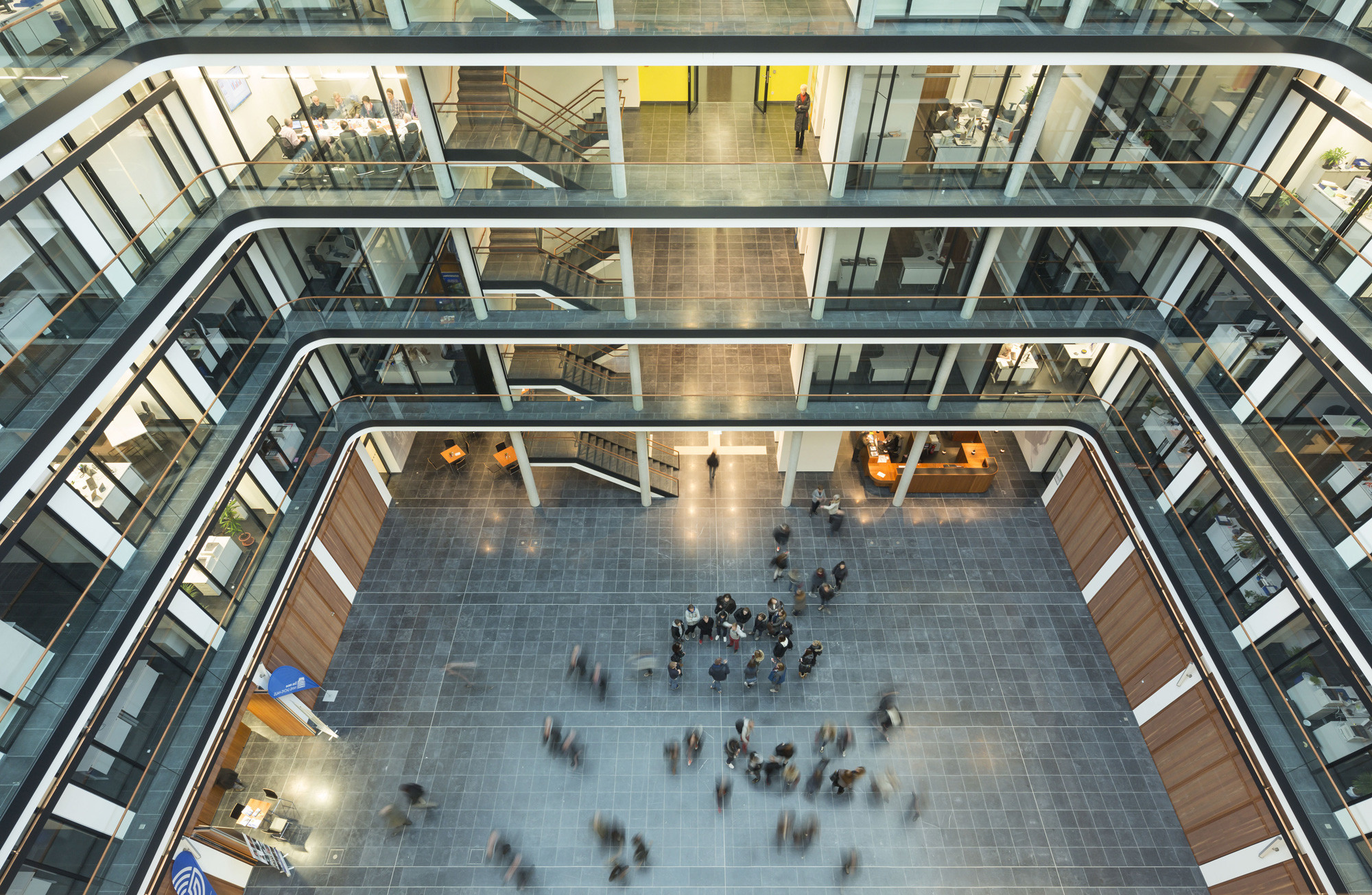 Umlaufende gläserne Brüstung im Hans-Sachs-Haus in Gelsenkirchen (Architekten: gmp, Hamburg)