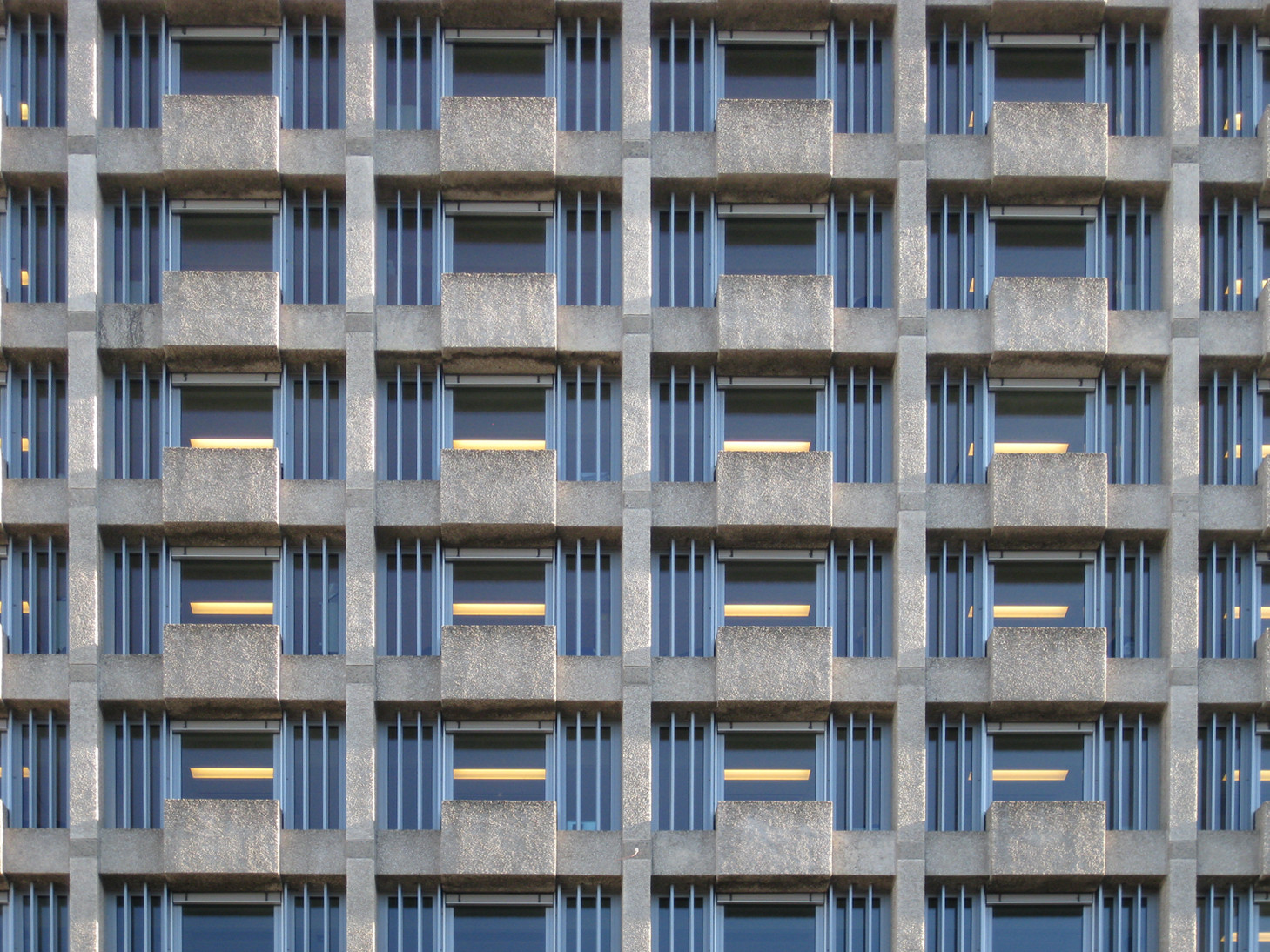 Fenster in einer Bürogebäude aus Betonfertigteilen