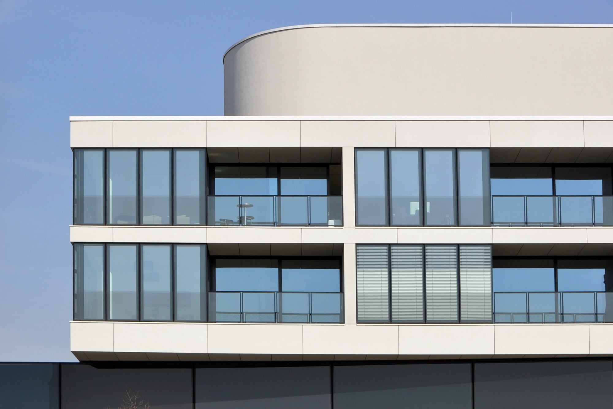 Vertikalglas an einem Berliner Wohnhaus
