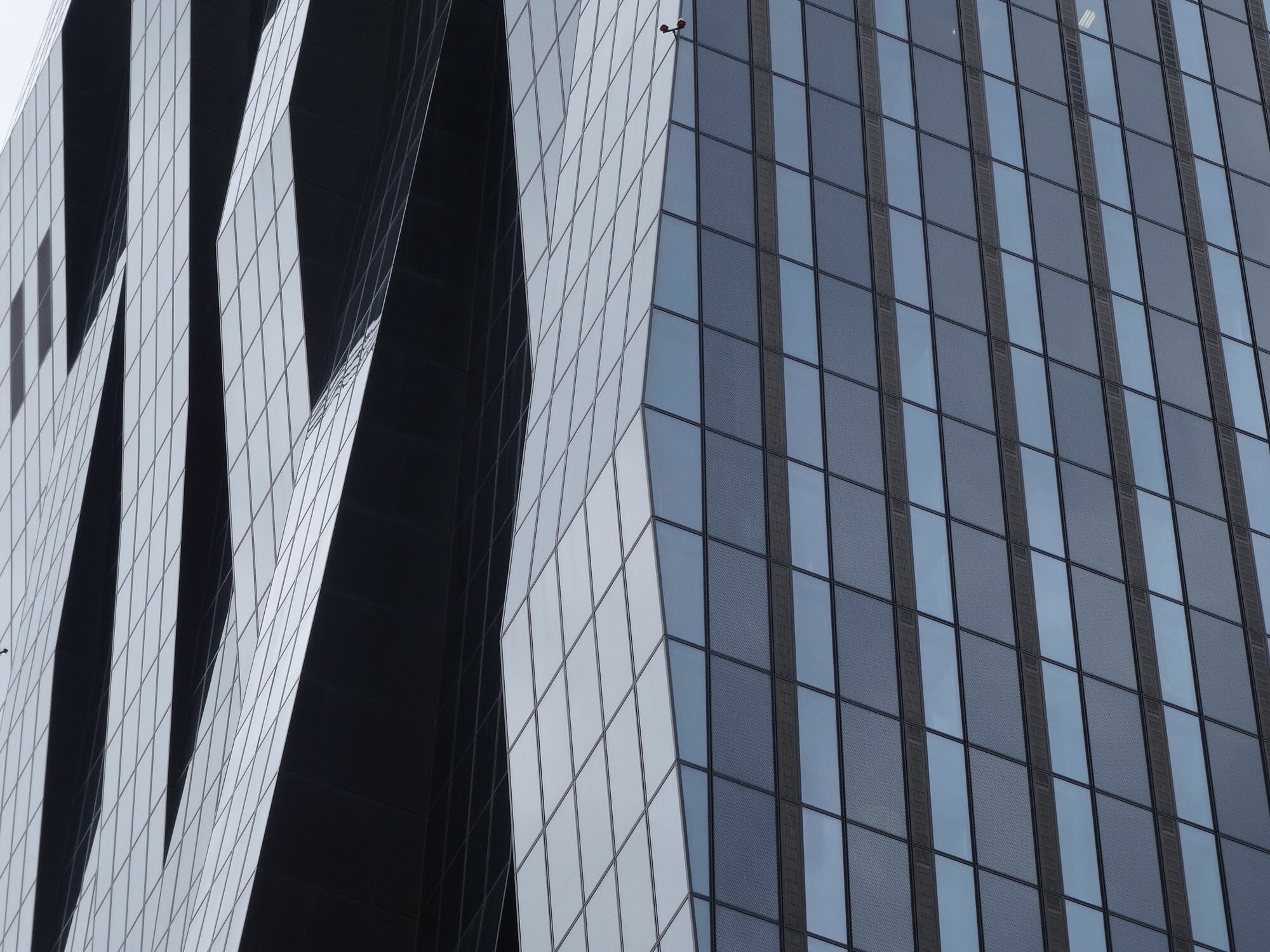Einschalige Elementfassade am DC Tower 1 in Wien, Architektur: Dominique Perrault