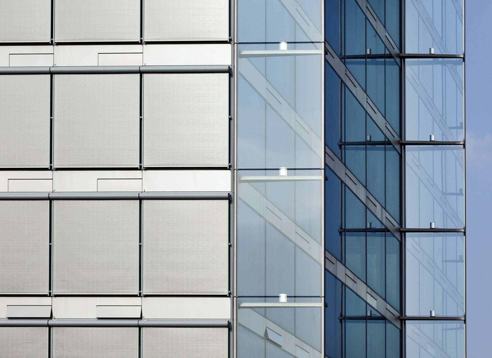 Elementfassade mit integriertem Sonnenschutz am Hegau Tower in Singen, Architekten: Murphy/Jahn