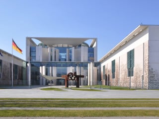 Eine schlanke Pfosten- und Riegelkonstruktion aus Stahl und Aluminium bildet die Fassade am Bundeskanzleramt, Schultes Architekten, Berlin