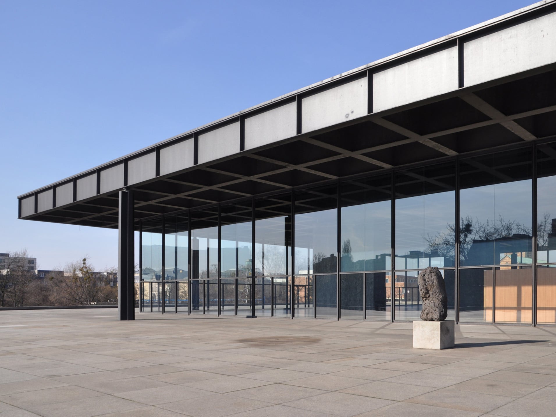 Pfosten-Riegel-Glasfassade der Neuen Nationalgalerie in Berlin vor der Sanierung