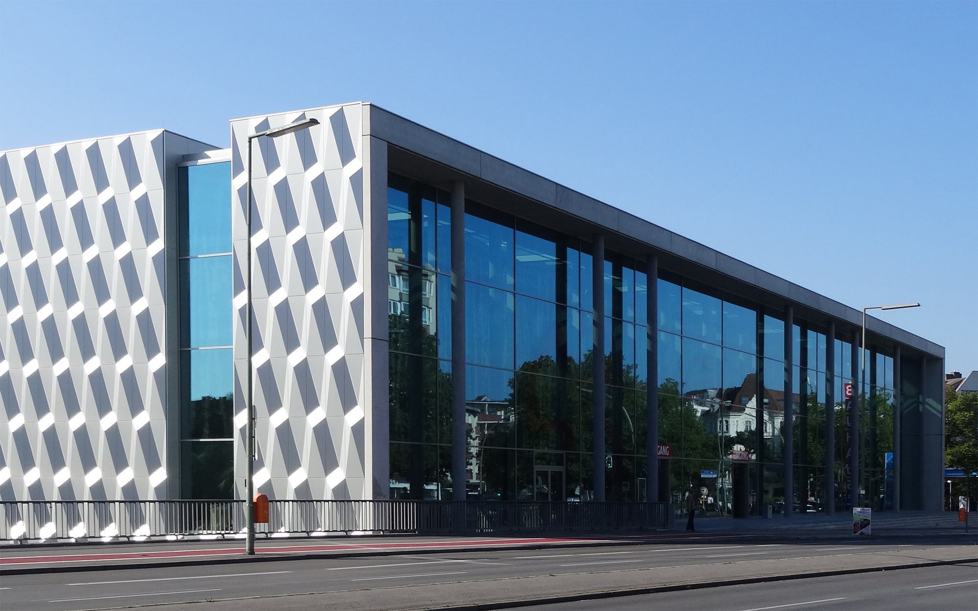 Die Außenhülle am Bauhaus Halensee in Berlin ist größtenteils als vorgehängte hinterlüftete Fassade ausgeführt