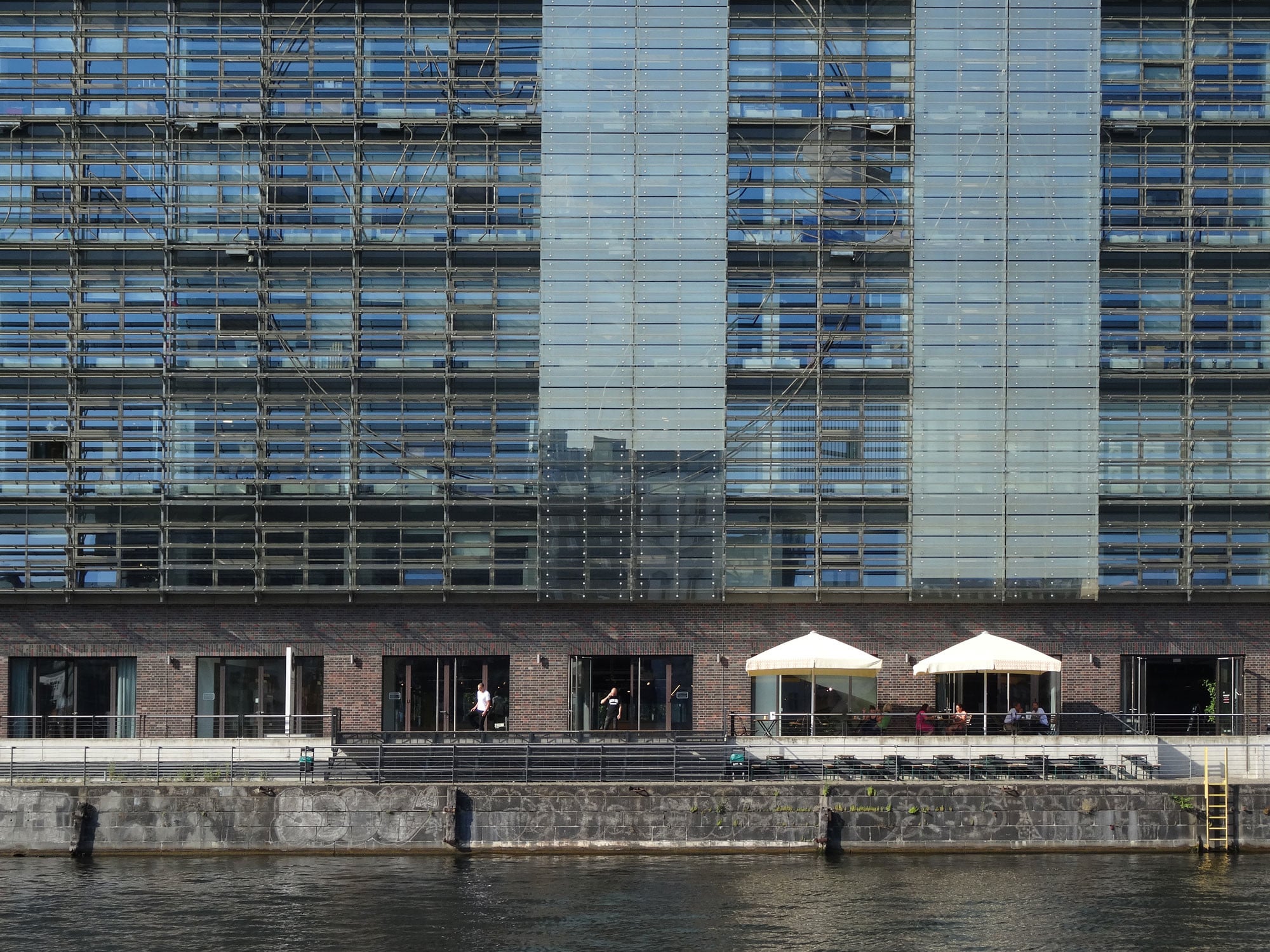 Das historische Eierkühlhaus am ehemaligen Berliner Osthafen erhielt im Rahmen des Umbaus eine vorgehängte hinterlüftete Glasfassade