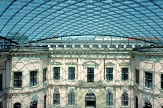 Glasüberdachung Deutsches Historisches Museum in Berlin; Architekt: I.M. Pei, New York