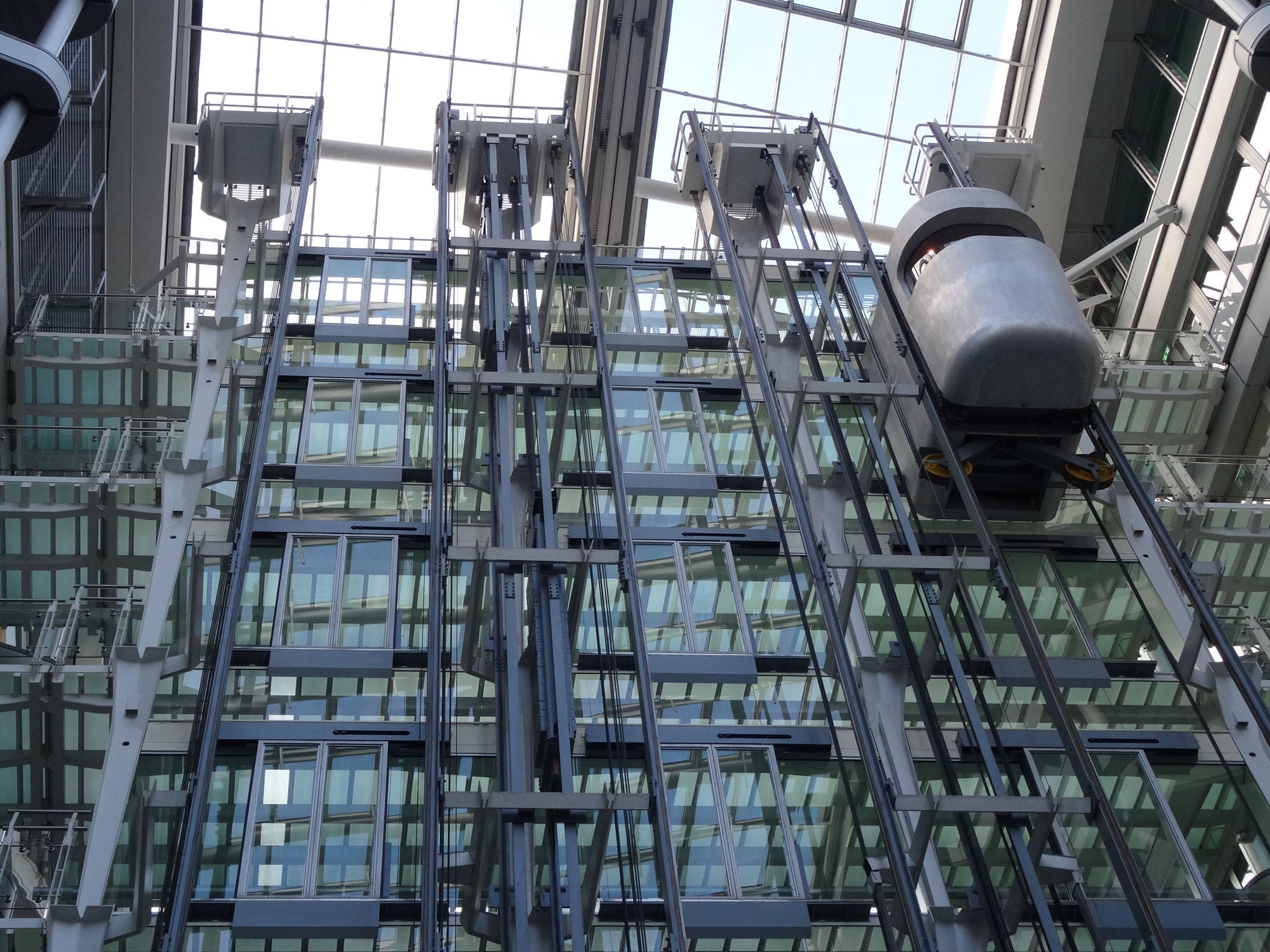 Bei der Planung gläserner Aufzüge sind eine Vielzahl von Sicherheitsvorschriften zu berücksichtigen