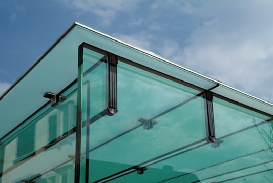 Ganzglasecke an einer Treppenüberdachung in Schaffhausen (Architekten: M. Weckerle / H. Straub + G. Kleffel, Zürich)
