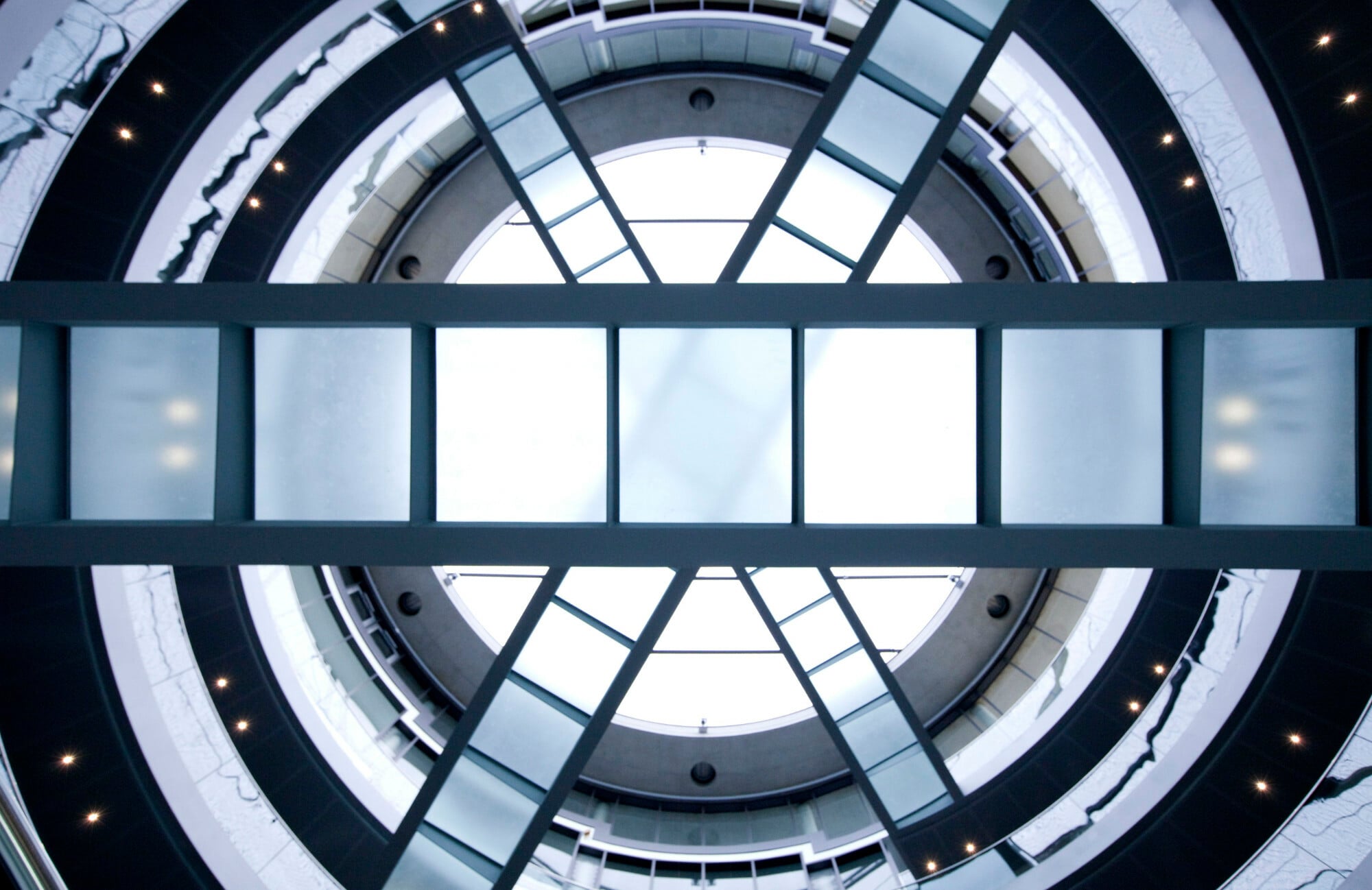 Spiralrampen mit Glasboden und Glasgeländer im Kongresszentrums für das Genforschungsinstitut EMBL (European Molecular Biology Laboratory) in Heidelberg.