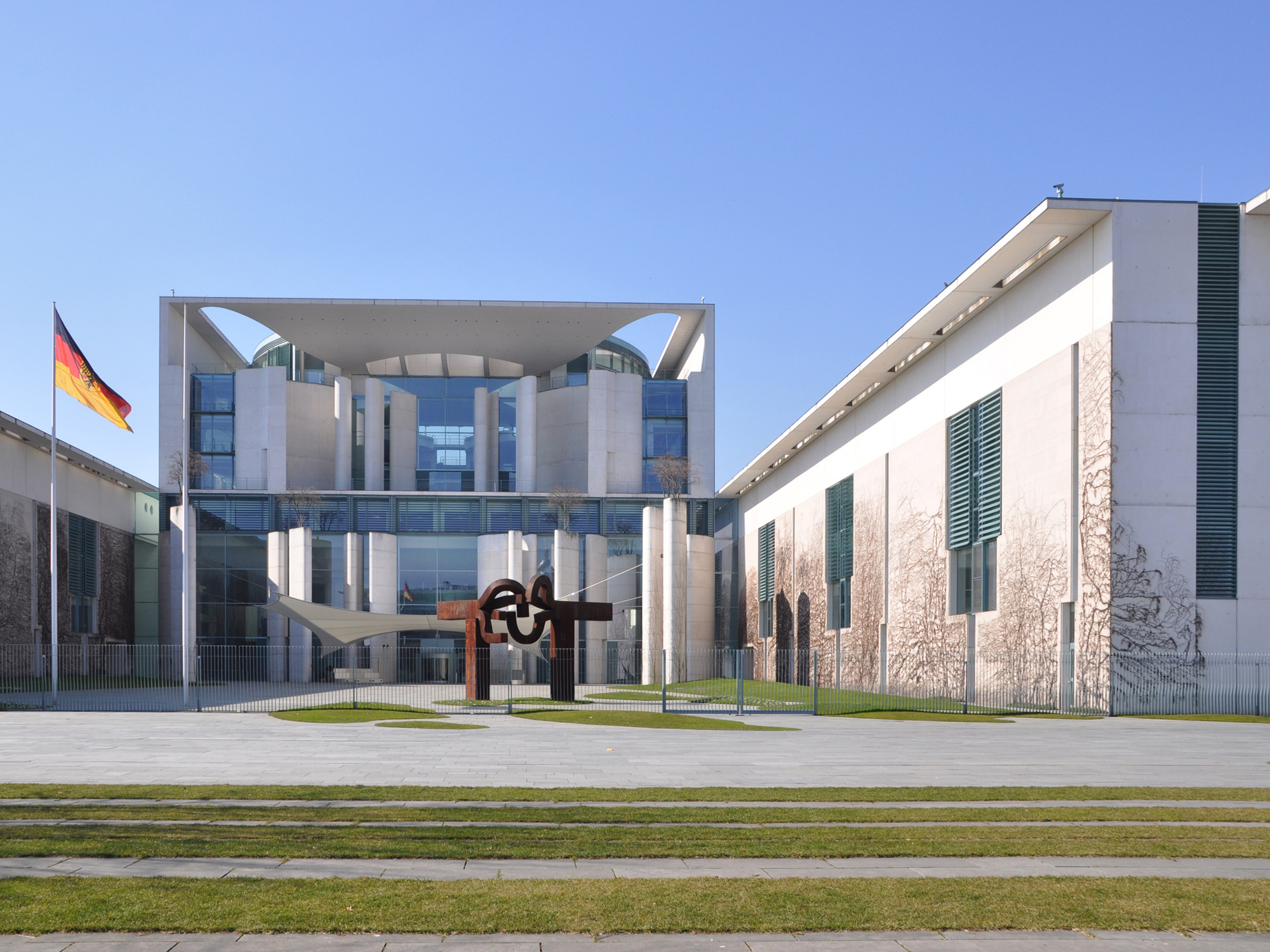 Sonnenschutzglas am Bundeskanzleramt in Berlin (von Axel Schultes und Charlotte Frank) 