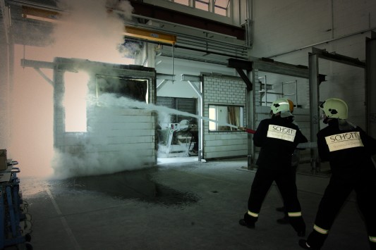 Bewertung der Brandschutzverglasung durch Erhitzen auf über 1.000°C und anschließendes schockartiges Abkühlen