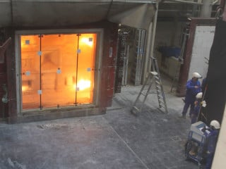 Der Feuerwiderstand von Brandschutzverglasungen muss in Tests nachgewiesen werden