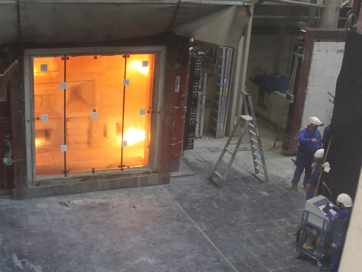Der Feuerwiderstand von Brandschutzverglasungen muss in Tests nachgewiesen werden