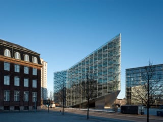 The Crystal liegt als Solitär im Zentrum eines kleinen Platzes