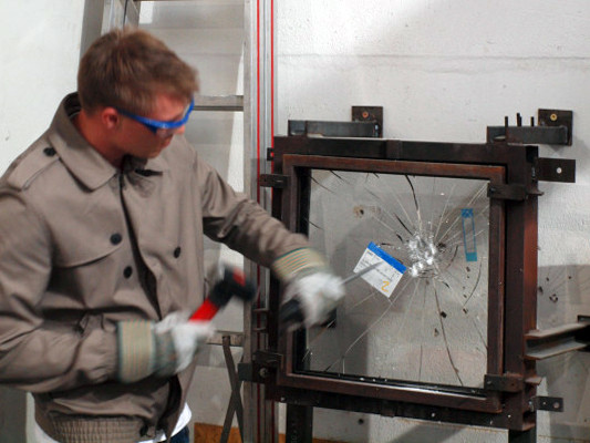 Experimentelle Ermittlung der einbruchhemmenden Wirkung von Glas