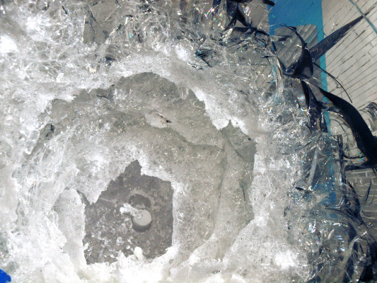 Verbundsichterheitsglas nach einem experimentellen Einbruchversuch mit Bohrmaschine und Hammer