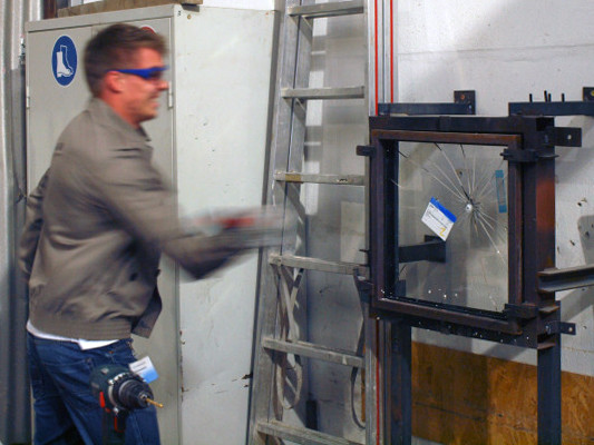 Experimentelle Ermittlung der einbruchhemmenden Wirkung von Glas