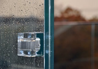 Verformung einer Verbundglasscheibe bei vollem Schubverbund
