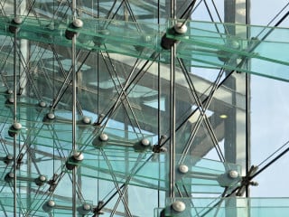 Glasschwerter an der Fassade des Berliner Hauptbahnhofs