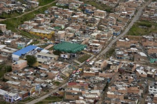 Die ungewöhnliche Konstruktion ist inmitten eines Elendsviertels südlich von Bogota gelegen