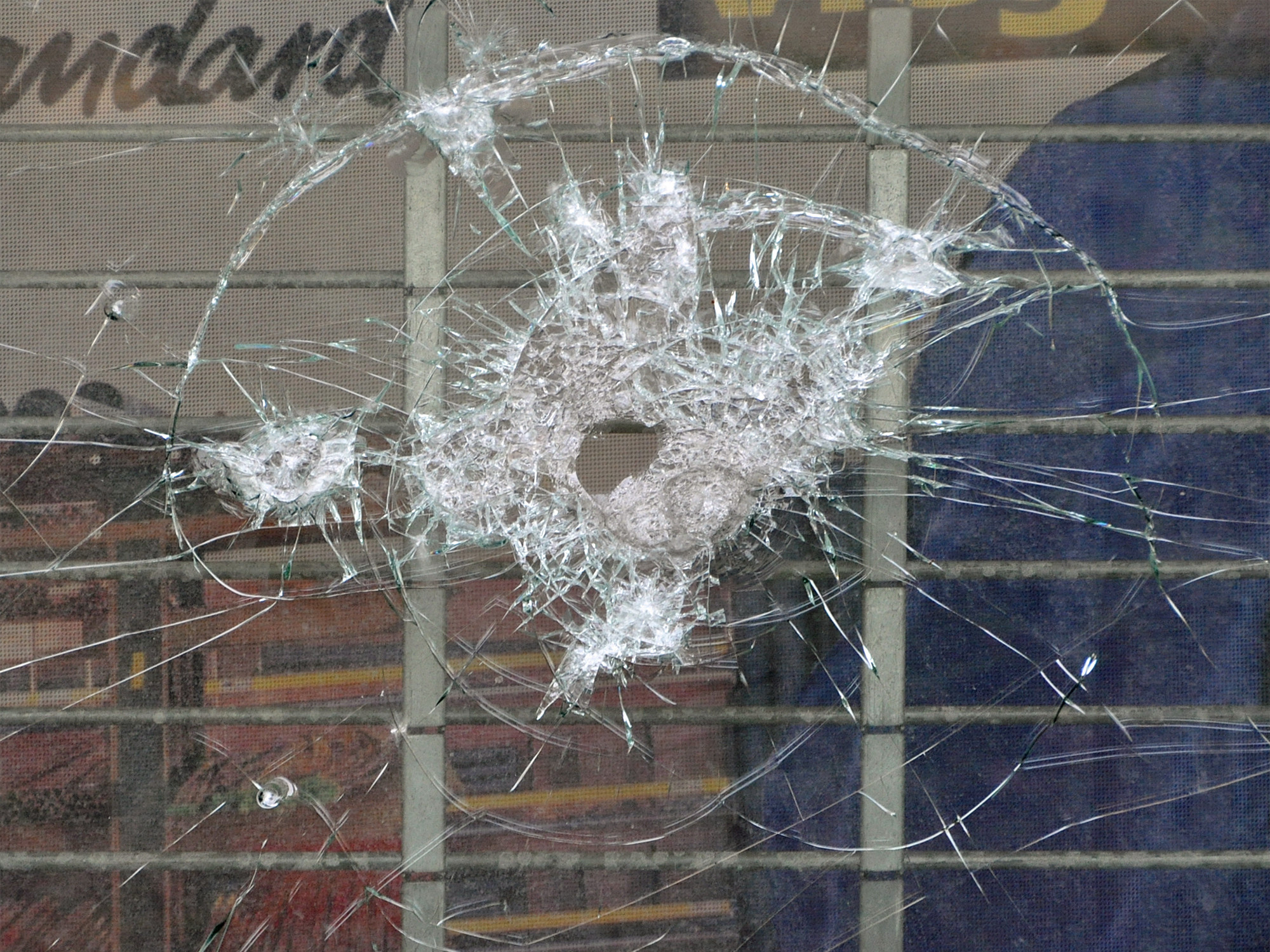 Glasbruch durch Stoßeinwirkung