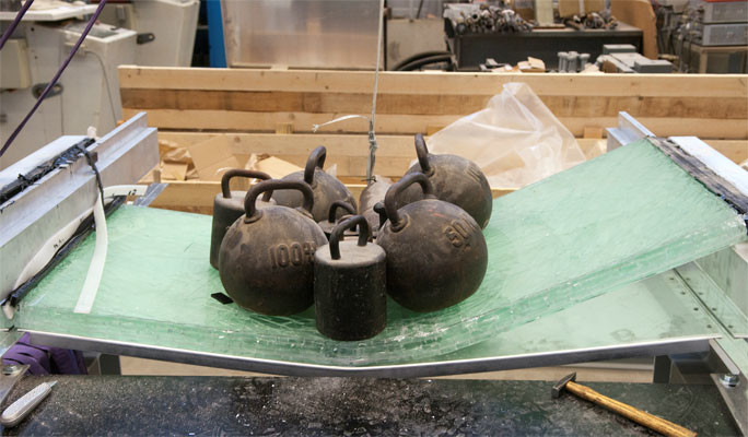 Als experimenteller Nachweis ist ein einfacher Stahlkugel-Fallversuch aus 1,0 m Höhe üblich 