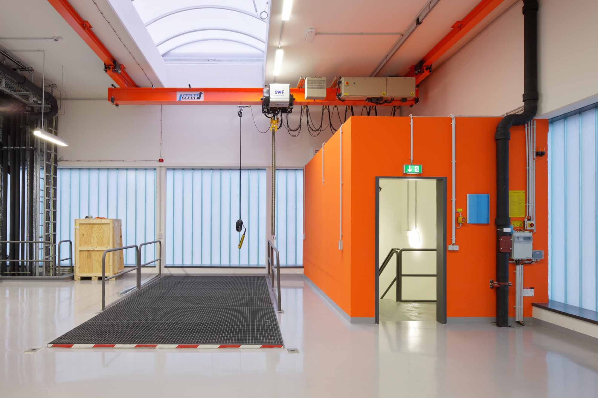 Im Erdgeschoss befindet sich eine Einbringöffnung im Boden und eine Dachluke (je 6 m x 2,7 m), durch die mithilfe eines Krans schwere Objekte wie riesige, tonnenschwere Magnete ins Untergeschoss gebracht werden können