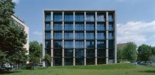 Die verglaste Südfassade des Gebäudes
