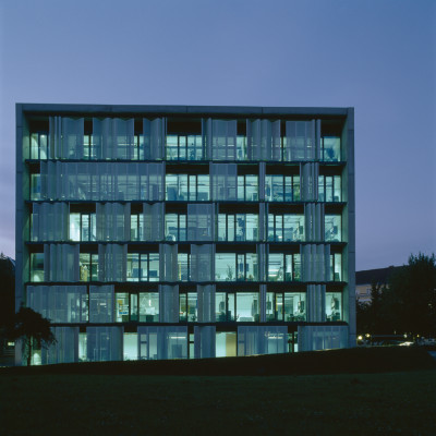 Bei Nacht wirkt die Fassade durch die Perforation in den Faltschiebeläden transluzent