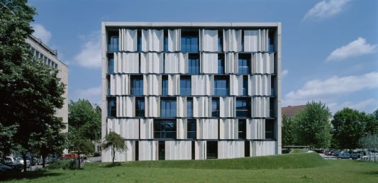 36 Faltschiebeläden können die komplette Fassade bei Bedarf schließen und die Innenräume verschatten
