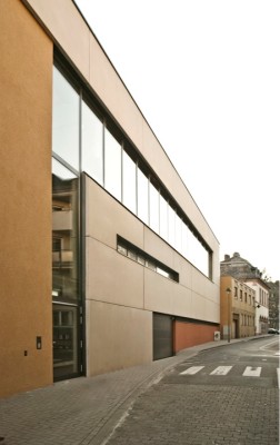 Die geschlossenen Fassaden sind mit Betonfertigteilen als Vorhangfassade verkleidet