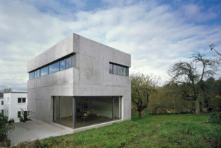 Das Wohnhaus liegt am Rand einer Neubausiedlung zwischen Streuobstwiesen und altem Baumbestand
