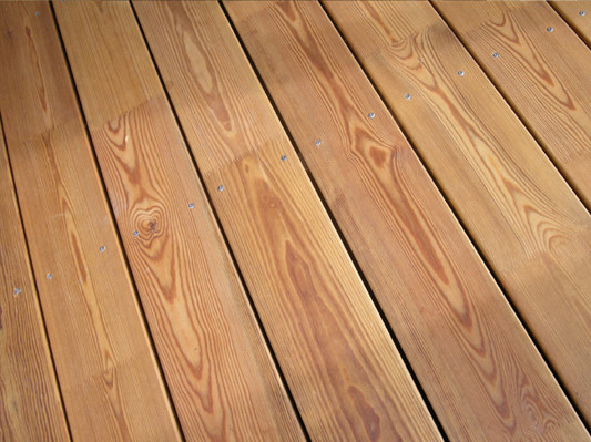 Terrassendielen mit glatter Oberfläche