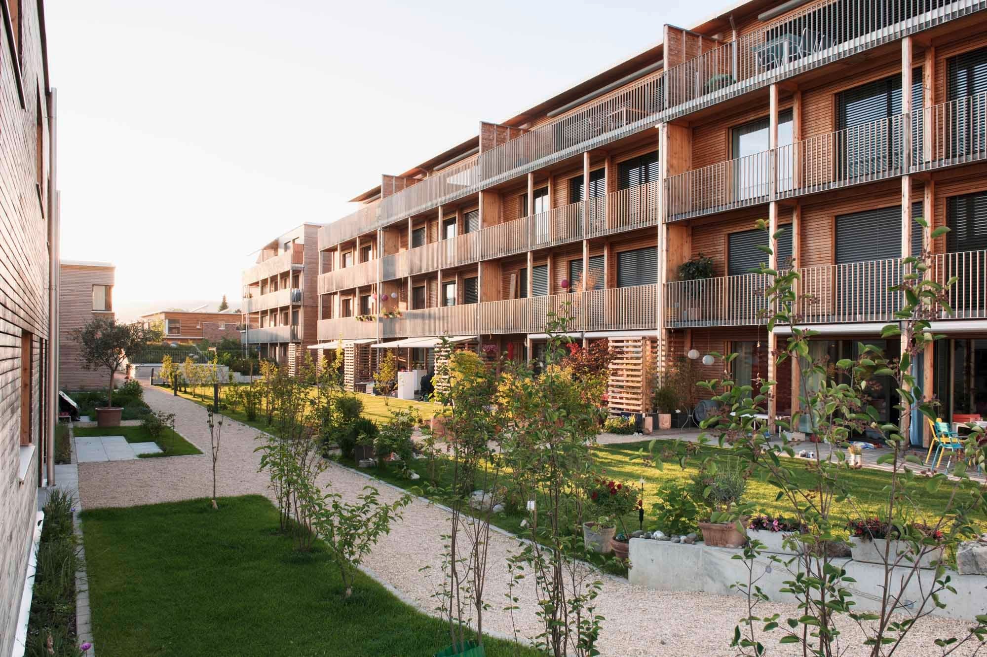 Das begrünte und autofreie Zentrum der Siedlung 